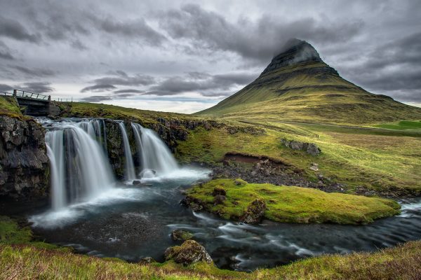 kirkjufell-islandiya-nebo